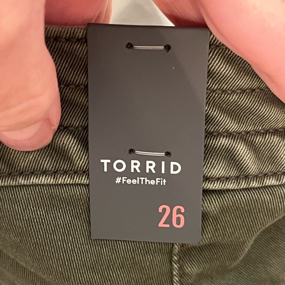 NWT Torrid green cuffed hem shorts with pockets Summer Vacation Casual - Picture 5 of 5
